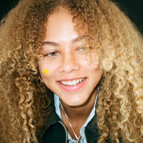starface-hydro-stars-yellow-patches-lifestyle-portrait.webp
